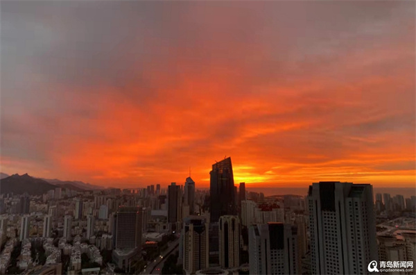 海边朝霞红满天！青岛今晨朝霞刷屏了 太好看了！