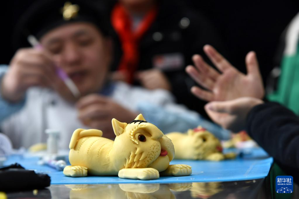 <b>山东青岛：“金虎”花饽饽惹人爱</b>