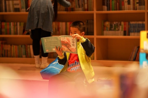 一场“溢出”上海的书展，如何激活千年乌镇的阅读基因