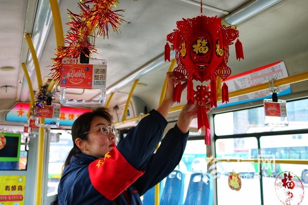 青岛推出“送福迎新年”主题公交 小年开跑