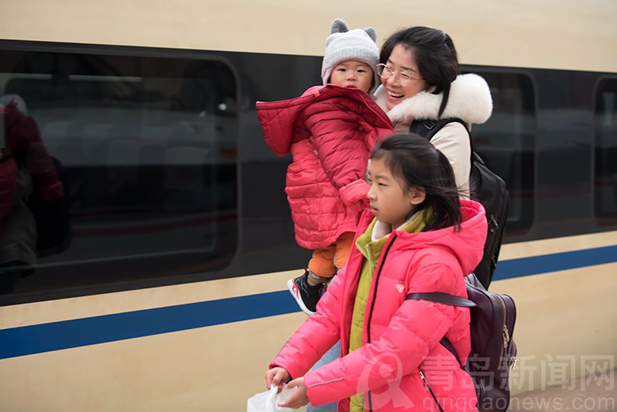 农历新年临近 摄影师在青岛火车站拍下春运表情图