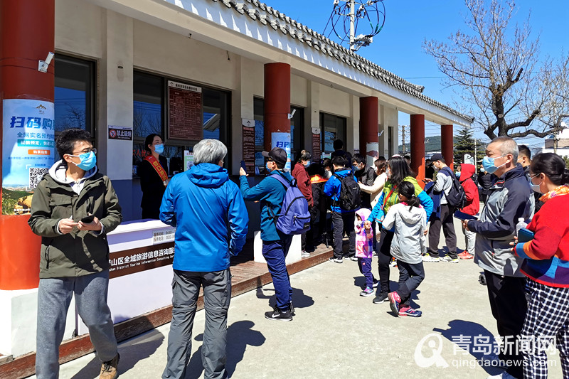 青岛仰口景区开放首个周末 停车场爆满、游客翻护栏赶海