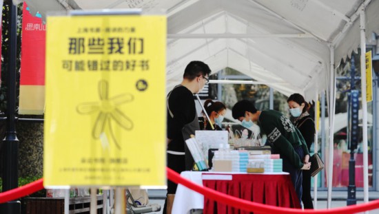 上海露天书集回归，外文书店成交了第一单外卖