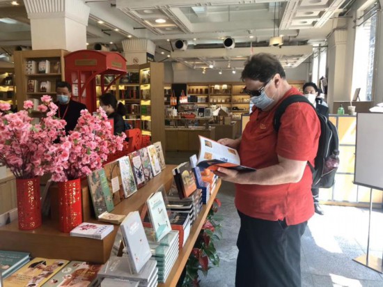 上海露天书集回归，外文书店成交了第一单外卖