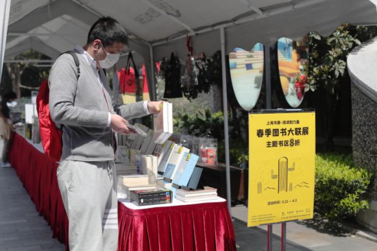 上海露天书集回归，外文书店成交了第一单外卖