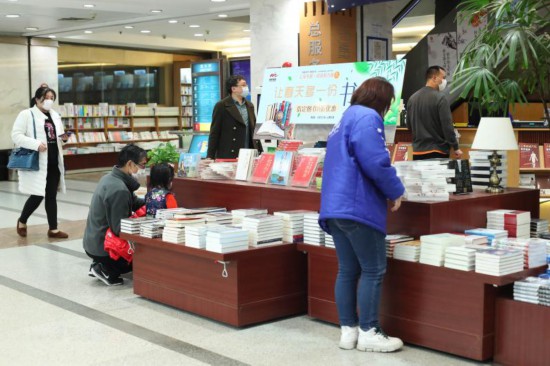 上海露天书集回归，外文书店成交了第一单外卖