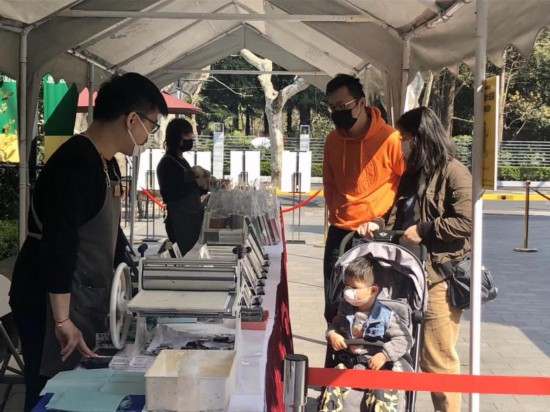 上海露天书集回归，外文书店成交了第一单外卖