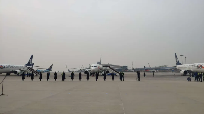 青岛第五批援鄂医疗队返青 市领导机场迎接