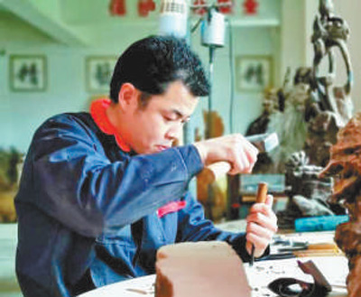 根雕脱贫：一手雕木艺，雕出好日子