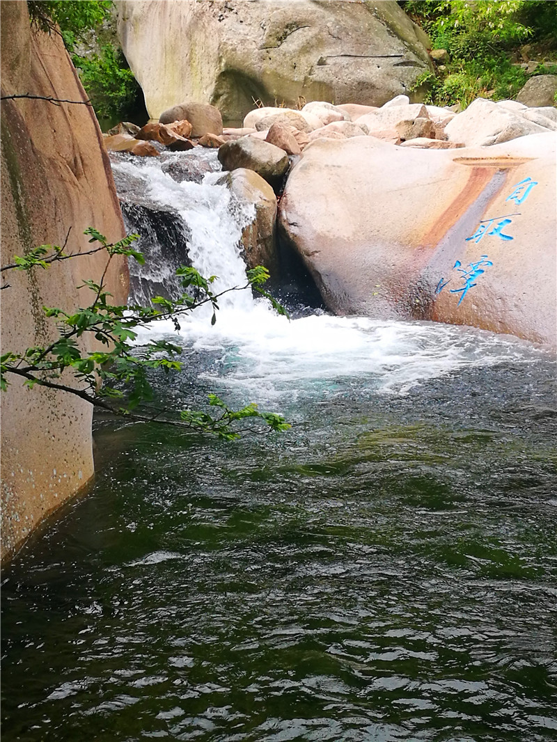 雨后青岛北九水进入最美季 山青树翠水清凉