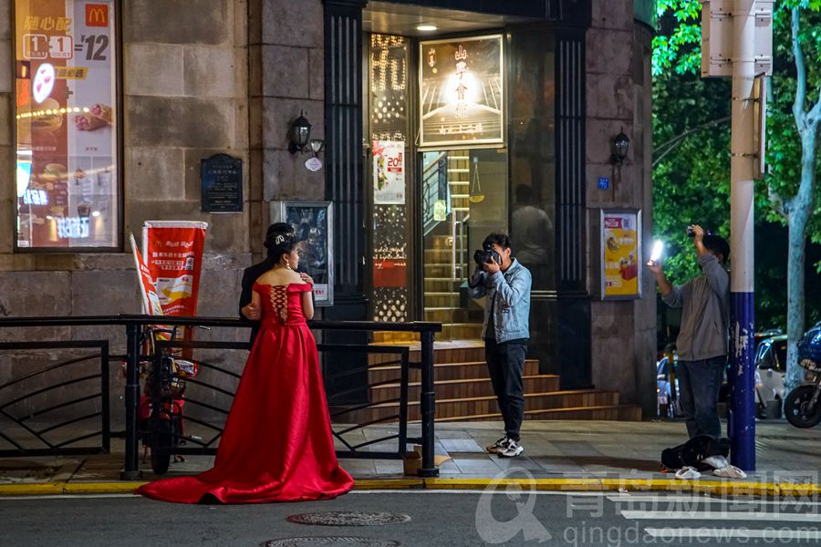 青岛夜经济：妖娆夜色中充满温馨浪漫