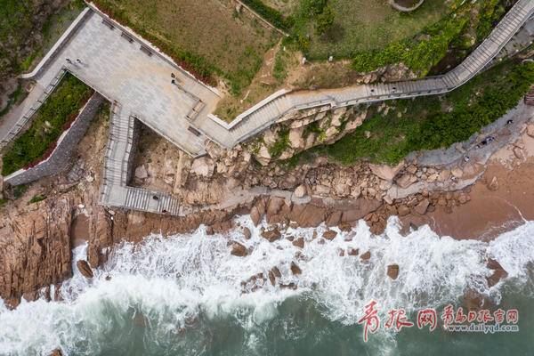 凭栏听风吟 青岛这条海滨木栈道步步入画