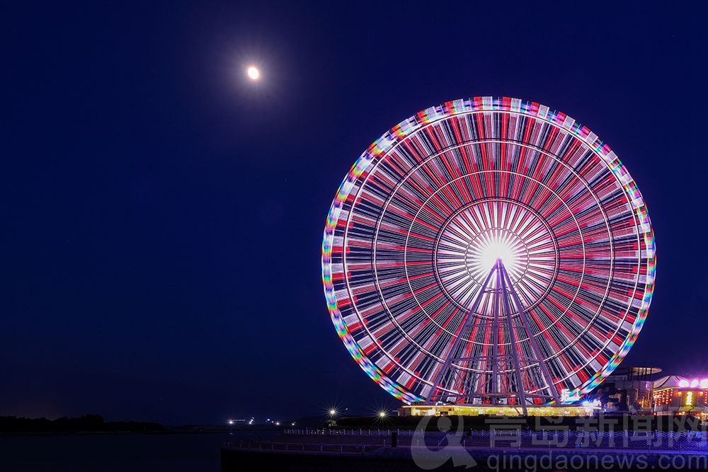 夜拍青岛琴岛之眼摩天轮 意境雄奇魔幻浪漫 
