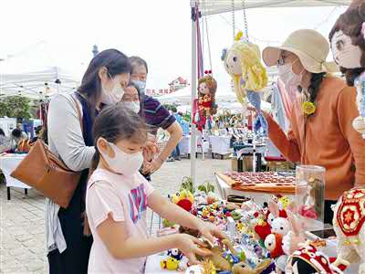 青岛文创市集涌入各大旅游地标 做出“青岛特色”还需质与量双提升