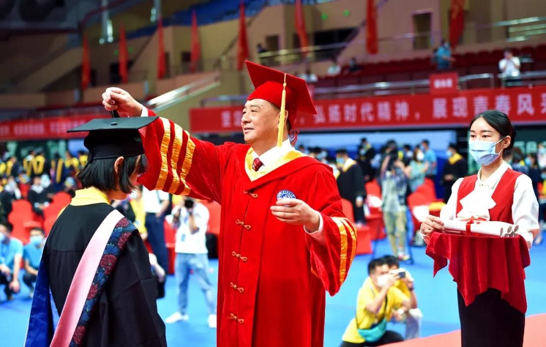 毕业季，高校校长引古诗词勉励“后浪”
