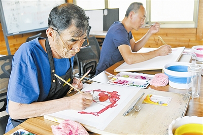 青岛之夏∣石匠握起彩笔，樱桃装进画框