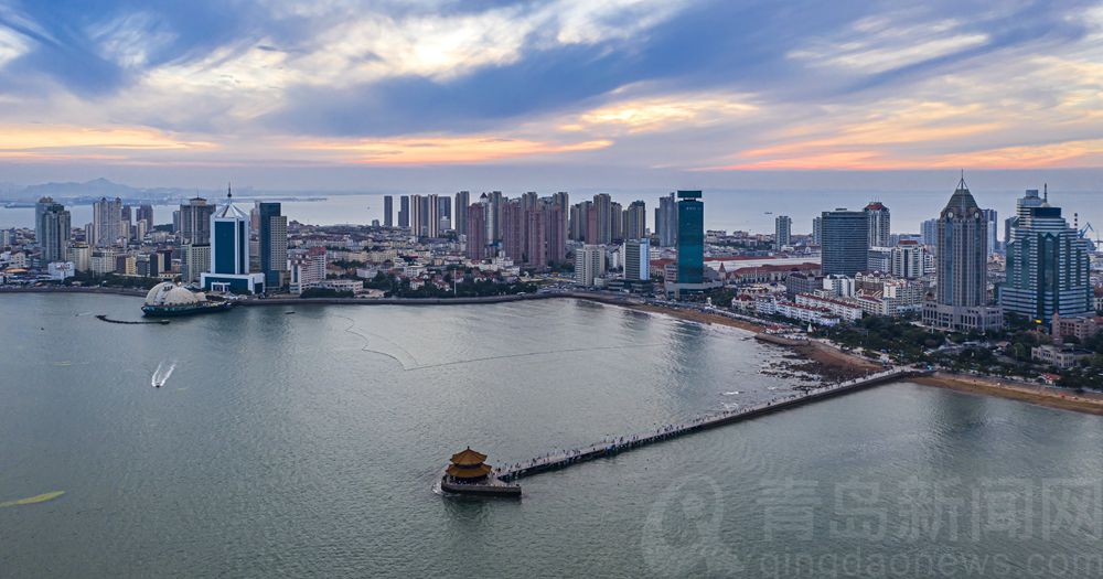 夏日黄昏 晚霞中的青岛前海沿儿 景色静谧美好