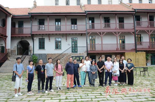 2020中国·青岛公共艺术大展开启 艺术家体验里院和台东彩绘