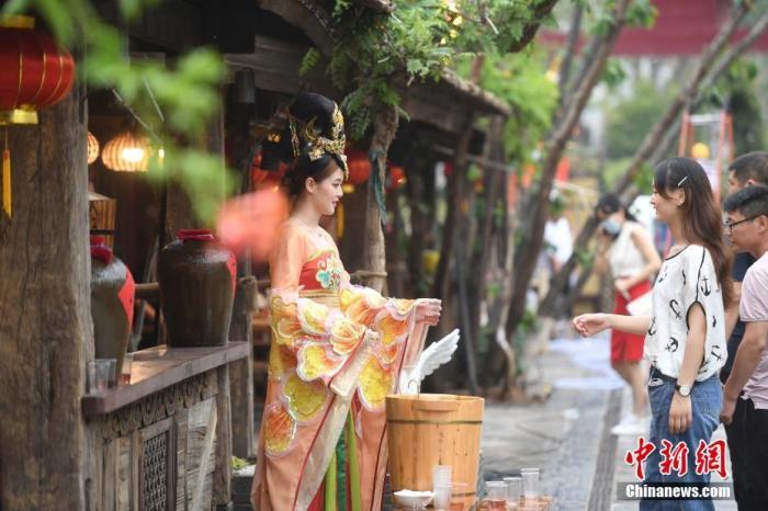 苦熬的旅游业迎重启：恢复跨省游 搜索量暴涨