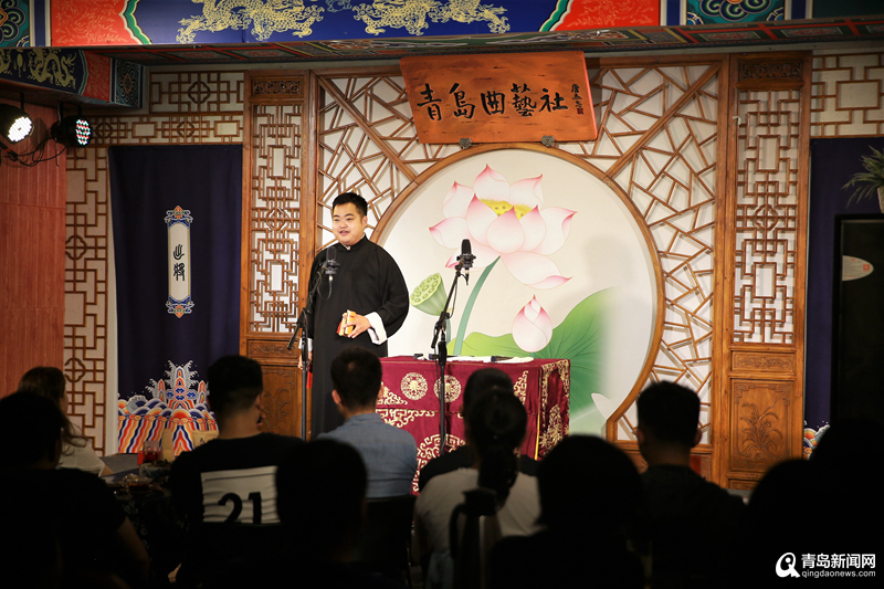 走进青岛相声大会：学艺十年 只为逗你一乐