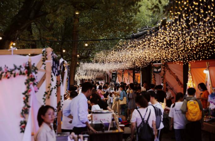 “旅游+夜市”激活小镇夜经济 乌镇如意桥夜市迎客