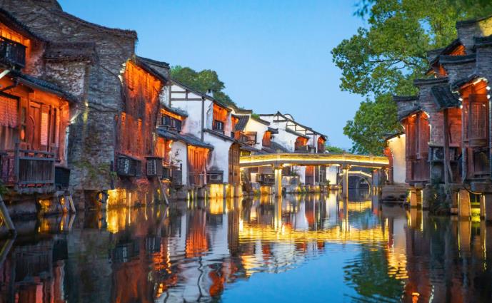 “旅游+夜市”激活小镇夜经济 乌镇如意桥夜市迎客