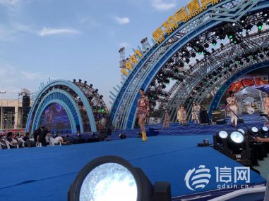 “时尚青岛·啤酒文化时装秀”在金沙滩啤酒城上演