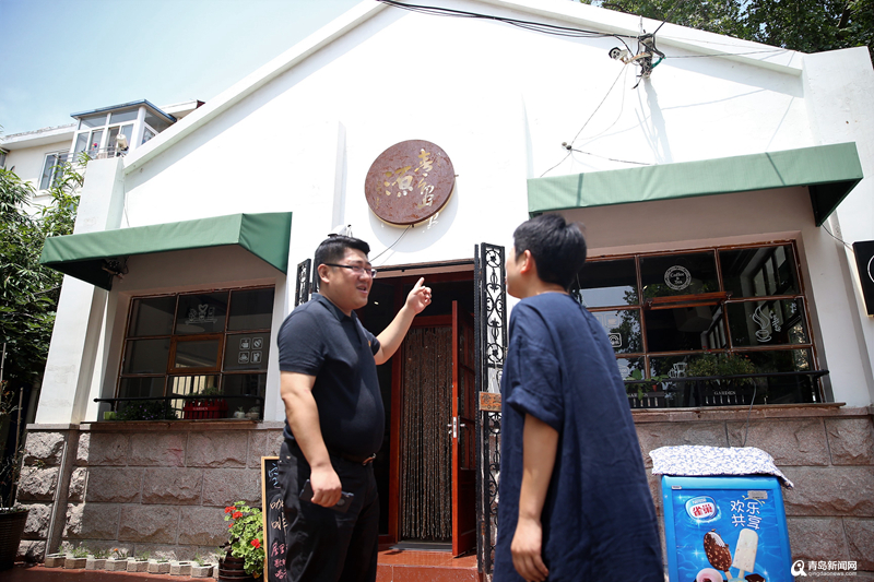 【燃烧激情建功青岛】给艺术添人气 他为大学路咖啡街撑腰