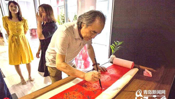 画家直播＂带货＂助兴啤酒节 中国美院花鸟画作品展出