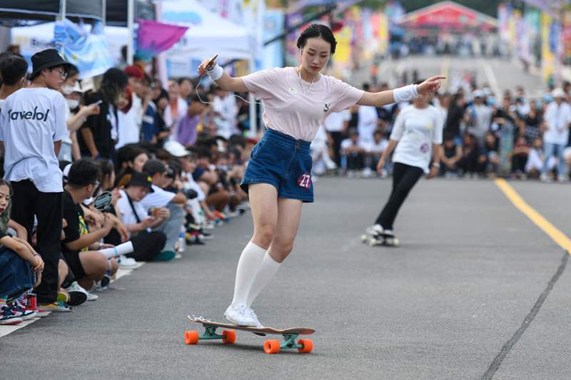 滑出最酷青春！＂浪燥青岛＂长板大赛在啤酒城举行
