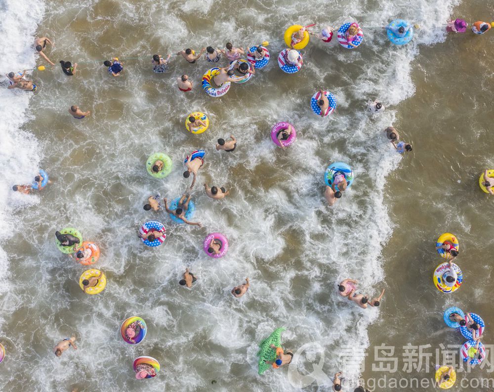 青岛金沙滩海水浴场 五颜六色的游泳圈犹如甜甜圈