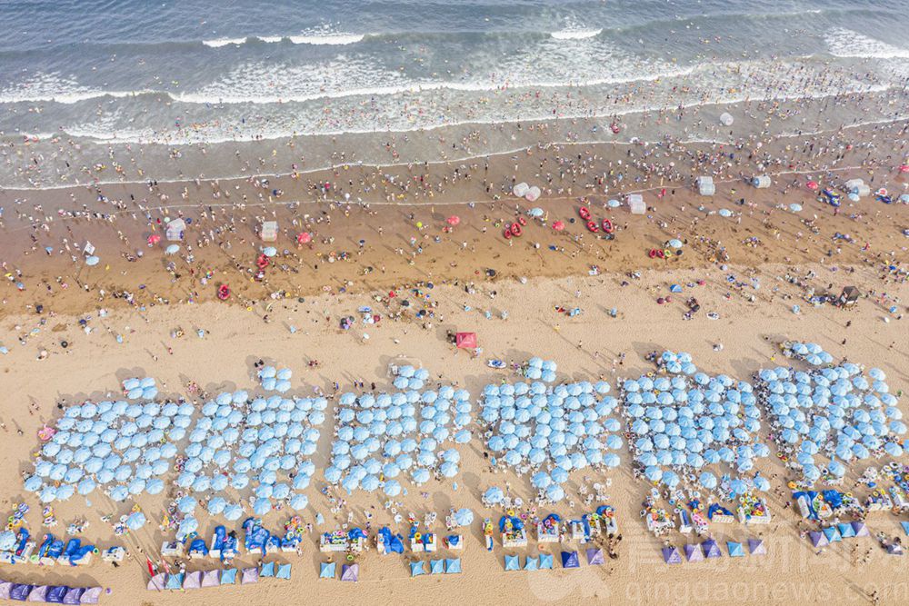 青岛金沙滩海水浴场 五颜六色的游泳圈犹如甜甜圈