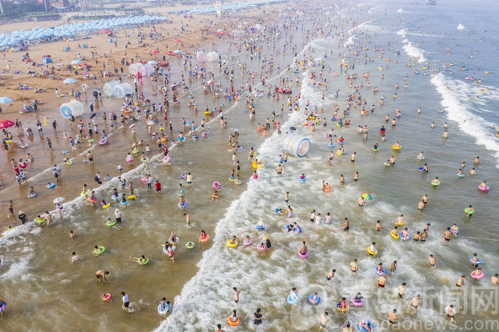 青岛金沙滩海水浴场 五颜六色的游泳圈犹如甜甜圈