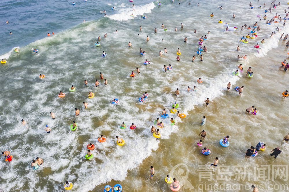 青岛金沙滩海水浴场 五颜六色的游泳圈犹如甜甜圈