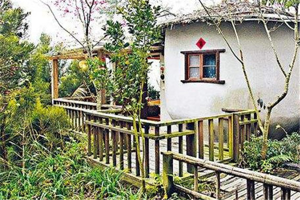 基于文化创意导向的特色小镇发展路径探析——以北台湾客家庄为例