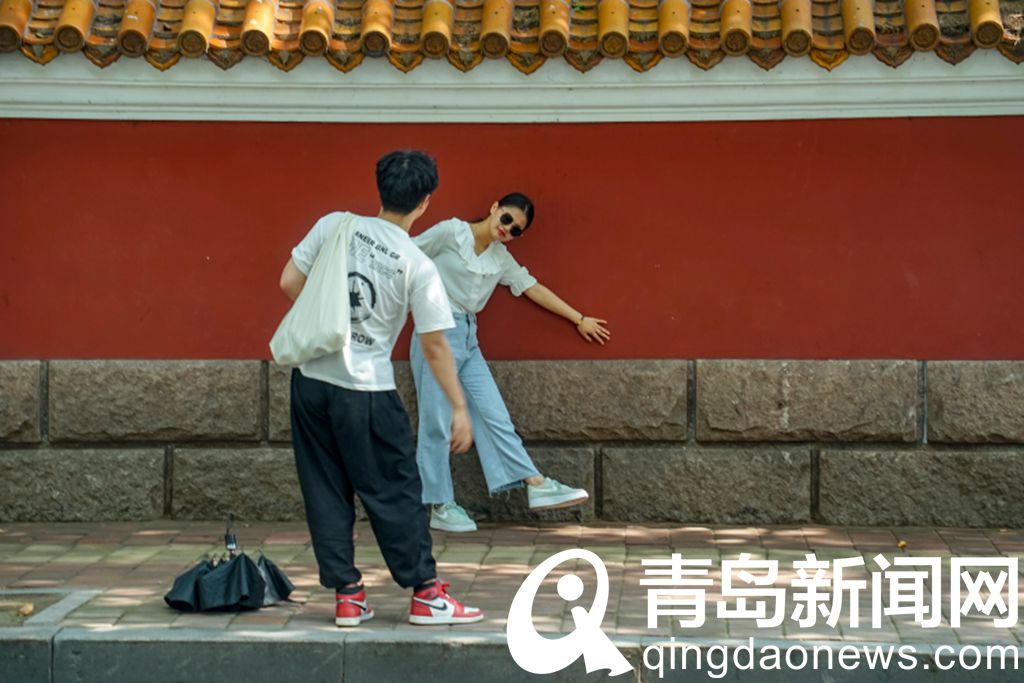 青岛大学路年轻人打卡忙 红墙为啥这么受喜爱