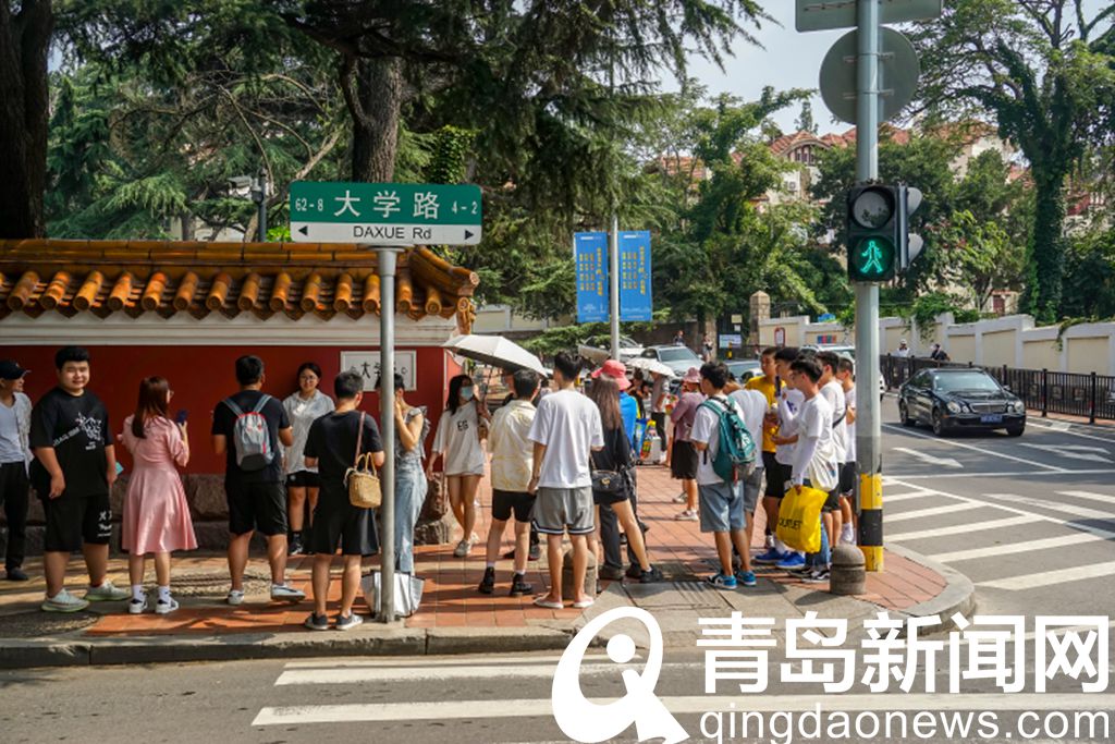 青岛大学路年轻人打卡忙 红墙为啥这么受喜爱