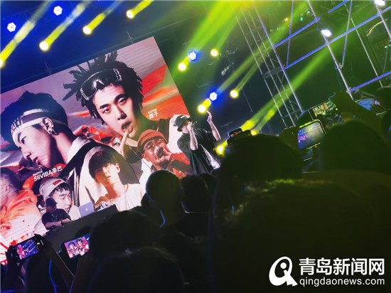 人气rapper来青开唱 为期一月的青年狂欢节活力启幕