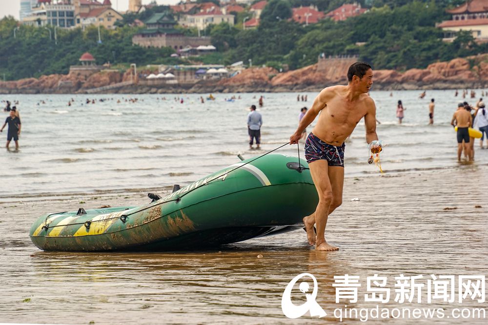 秋高气爽 青岛海滨浴场玩得嗨