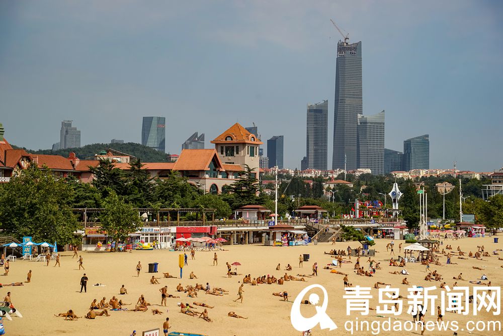秋高气爽 青岛海滨浴场玩得嗨