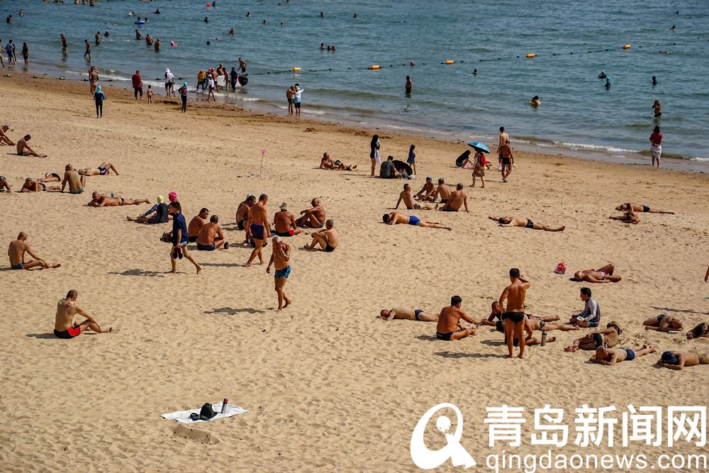 秋高气爽 青岛海滨浴场玩得嗨