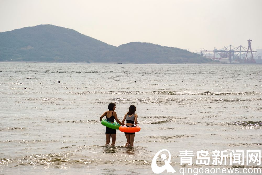秋高气爽 青岛海滨浴场玩得嗨