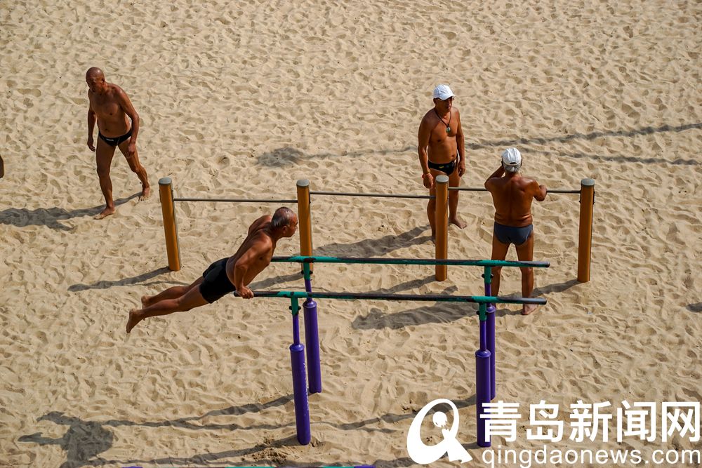 秋高气爽 青岛海滨浴场玩得嗨