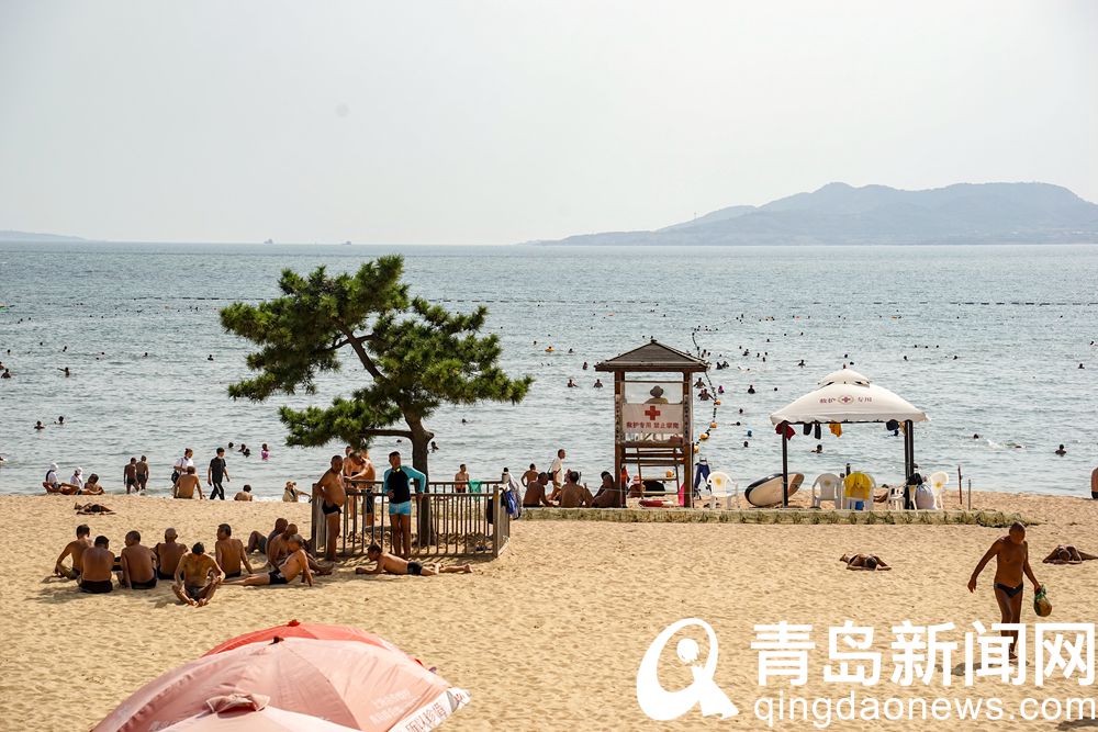 秋高气爽 青岛海滨浴场玩得嗨