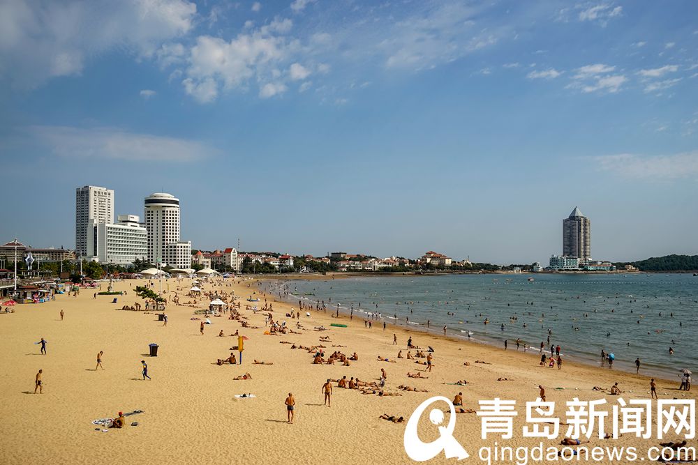 秋高气爽 青岛海滨浴场玩得嗨