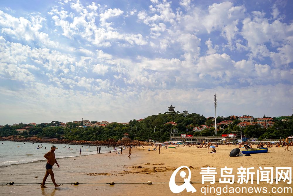 秋高气爽 青岛海滨浴场玩得嗨