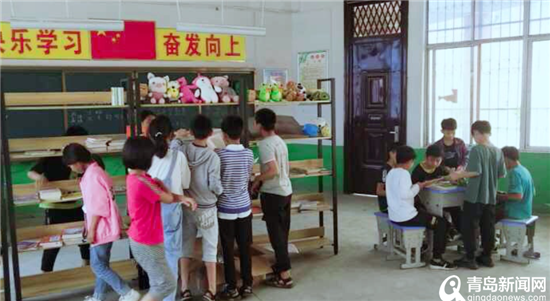 青岛千余本图书送达贫困小学 爱心书屋建成捐书仍在进行
