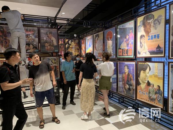 青岛首次举办“银幕上的青岛” 70年电影海报展