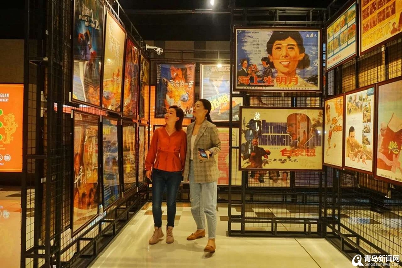 青岛大姨收藏70年间百余幅电影海报 还在万象城办展