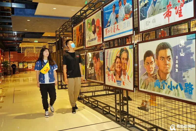 青岛大姨收藏70年间百余幅电影海报 还在万象城办展